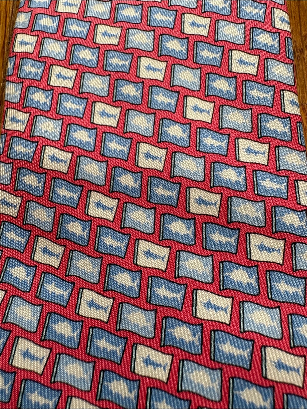 Vineyard Vines Men’s Silk Tie Nantucket Red Blue Fish and Shark Flag Print